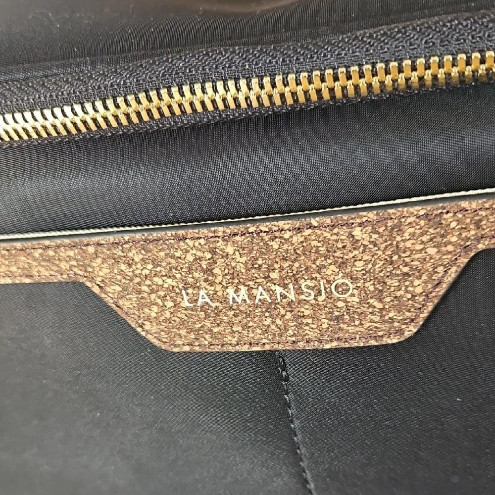 La Mansio Shoulder Crossbody Camera Bag.